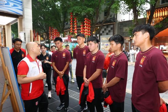 泰晤士：拉特克利夫会带来新人，曼联现总监默塔夫将离职泰晤士报报道，随着拉特克利夫爵士收购曼联25%股份，并接管足球事务后，曼联现任足球总监默塔夫将跟随CEO阿诺德的脚步，离开在俱乐部的职位。